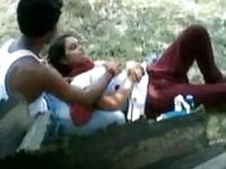 वह पैसे के लिए अपनी हॉट वाइफ सेक्सी मूवी ब्लू पिक्चर को पीटता है