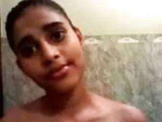 उसकी माँ और GF एक साथ डिल्डो सेक्सी मूवी ब्लू पिक्चर के साथ खेलते हैं