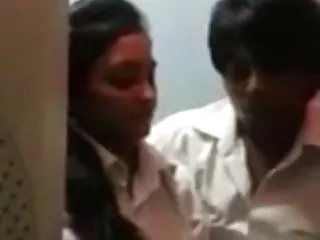 गोल्ड डिगर इंग्लिश सेक्स मूवी इंग्लिश सेक्स ईवा करेरा अपने नकदी के लिए एक छोटे आदमी को बहकाता है