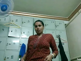 पेंटी सेक्सी बीएफ वीडियो फुल मूवी स्निफर लड़की के लॉकर रूम में फंस जाता है